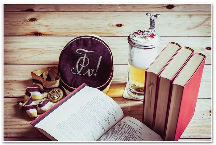 Mütze mit Zirkel, Bierkrug und Bücher